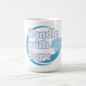 Handle With Care – Belongs to 'Name' Personalized コーヒーマグカップ (中央)