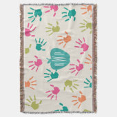 HandprintsおよびターコイズのAppleのモノグラムの先生 スローブランケット (正面縦)