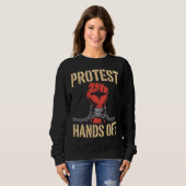 Hands Off Protest Activism Shirt – Bold Freedom スウェットシャツ (正面フル)