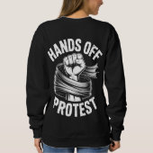 Hands Off Protest Activism Shirt – Bold Freedom スウェットシャツ (裏面)