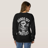 Hands Off Protest Activism Shirt – Bold Freedom スウェットシャツ (裏面フル)