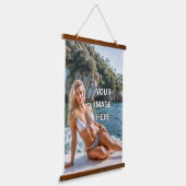 HANG! 🖼️ オリジナルタペストリー 木製ハンガー付き 吊り下げ型タペストリー (傾斜あり)