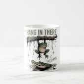 Hang In There It Gets Worse – Funny Frog & Crocodi コーヒーマグカップ (中央)