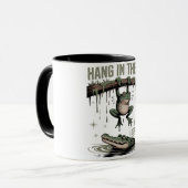 Hang In There It Gets Worse – Funny Frog & Crocodi マグカップ (正面左)