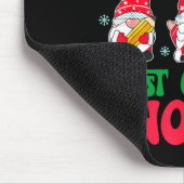 Hanging With My 1st Grade Gnome Christmas Funny Te マウスパッド (コーナー)