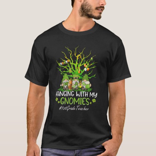 Hanging With My Gnomies 1St Grade Teacher St Patri Tシャツ (正面)