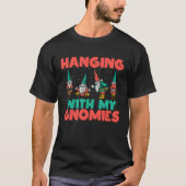 Hanging With My Gnomies Christmas Gnomes Squad Mat Tシャツ (正面)
