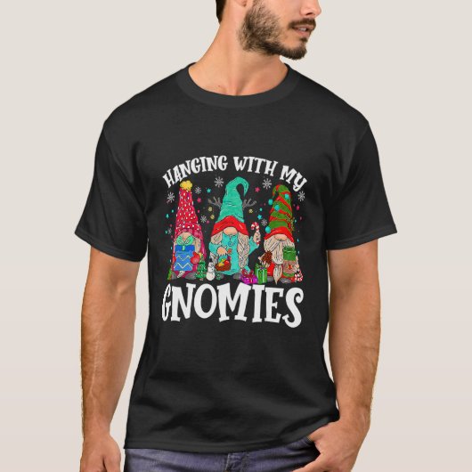 Hanging With My Gnomies Christmas Light Gnome Pla Tシャツ (正面)