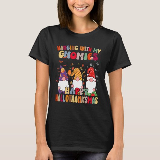 Hanging With My Gnomies Happy Hallothanksmas Gnome Tシャツ (正面)