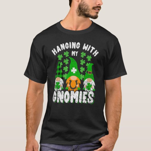 Hanging With My Gnomies St Patrick's Day Gnome Sha Tシャツ (正面)