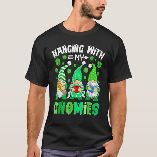 Hanging with my gnomies Teacher gnomes St. Patrick Tシャツ (正面)