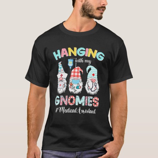 Hanging With My Medical Assistant Gnomies Nursing Tシャツ (正面)