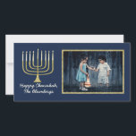 Hanukkahフォトカード「エレガント（ユダヤ教）メノラーブルー」 シーズンカード<br><div class="desc">ハッピーホリデー、ハヌカー/ハヌカー（ユダヤ教の祭り）フォトエレガントカード、「（ユダヤ教）メノラーブルー」光沢、白い封筒のフォトカード。写真や言葉の代わりに、「ハッピーハヌカー、ザカスタマイズブ」の言葉を使って好みのフォントのスタイルや色、サイズを選択しお気に入りのてカスタマイズ。再調整、サイズ変更および再編カスタマイズ集。感謝していストップショッピングだ！感謝する。ハッピーハヌカー！共有写真カードを作成して、愛する人とどこでも特別な瞬間を撮影する。寸法： 4"l x 8"w(ポートレート)美しい光沢仕上げ、フルカラー、フルブリード印刷で120ポンドのカード素材に印刷さ高品質れ、白い#10サイズの封筒を含むフォトカードの送料率（最大1 oz）は$ 0.49</div>