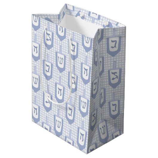 Hanukkah Blue and White Dreidel Pattern on Gingham ミディアムペーパーバッグ (裏面アングル)