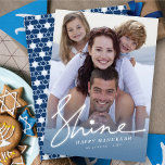 Hanukkah Shine Glow Bright Star Of David Photo シーズンカード<br><div class="desc">ブルーモダンティントグラデーションの部分的に透明なフォトオーバーレイを持つフルブリードフォトを搭載したミニマルなホリデーカード。カードの下端に白熱［赤熱］光を放つは、白いフリースタイルの手書きスクリプトで「シャイン」と「ハッピーハヌカー」の言葉のクラシックセリフ文字を添えた大きなフェスティバルあいさつ文が置かれている。背面には、ダークネイビーシンプルブルーの背景に6点星白色の幾何学模様が埋め込まれている。設計/オリジナルのアートワークby fat*fa*tin.独自の文字メッセージ、家族の名前、年、写真、またはイメージでパーソナライズする簡単。 www.zazzle.com/fat_fa_tin www.zazzle.com/color_therapy www.zazzle.com/fatfatin_blue_knot www.zazzle.com/fatfatin_red_knot www.zazzle.com/fatfatin_box www.zazzle.com/fatfatin_mini_me www.zazzle.com/fatfatin_design www.zazzle.com/fatfatin_ink</div>