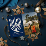 Hanukkiah（ユダヤ教）メノラーハッピーハヌッカフォトネイビー 箔シーズンカード<br><div class="desc">（ユダヤ教）メノラー図解入りの、写真付きの（ハヌッキヤ）と「ハッピーハヌッカ」をホイル実在につ。メッセージまたは写真を背面に追加。金ゴールド、シルバー、またはバラ金ゴールド箔から選択</div>