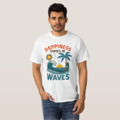 Happiness Comes in Waves - メンズ モチベーションビーチ Tシャツ (正面フル)