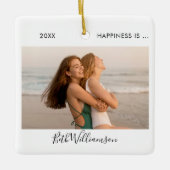 Happiness Is 2フォトフレンド署名スクリプト セラミックオーナメント (正面)