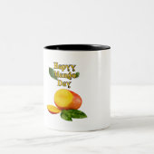 Happy 祝 Mango Day：ジューシーなマンゴーB ツートーンマグカップ (中央)