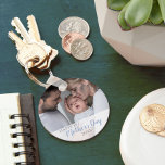 Happy 1st Mothers Day 2023男の赤ちゃん写真 キーホルダー<br><div class="desc">母の最初の母の日のフォトキーチェーンは、美しい記念品であり、日々の使用のための時代を超越した宝物である。テンプレートは自分の写真を追加するように設定され、あなたが望むすべての文字を編集するこもしともできる。サンプル読文字「第1日目の母の日20xx」の大文字とスクリプトのタイポグラフィを組み合わせエレガントたもの。ピンクまたはブルーの文字でご利用いただくか、当店で代替デザインを探して下さい。</div>