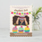 Happy 3rd Birthday カラフル Cupcakes Bunting Photo 招待状 (スタンド正面)