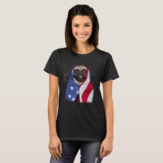 Happy 4th Of July Pug Wearing American Flag Pride Tシャツ (正面フル)