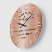 Happy 7th Wedding Anniversary Copper Anniversary ラージ壁時計 (傾斜)