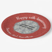 Happy Anniversary赤いハートパーソナライズされた写真 ペーパープレート (アングル)