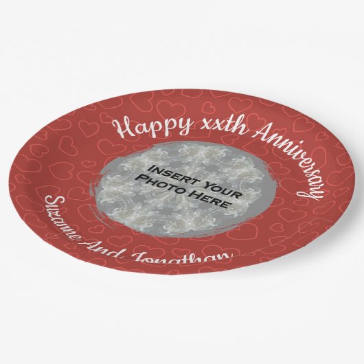 Happy Anniversary赤いハートパーソナライズされた写真 ペーパープレート (アングル)