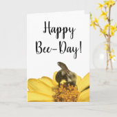 Happy Bee-Day Cute Bee on Flower Photo Birthday カード (黄色い花)