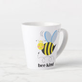 Happy bee princess with crown and shagon Bee Kind カフェラテマグ (右アングル)