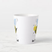 Happy bee princess with crown and shagon Bee Kind カフェラテマグ (正面)