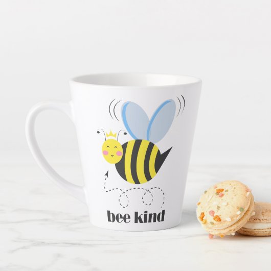 Happy bee princess with crown and shagon Bee Kind カフェラテマグ (インサイチュ)