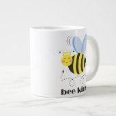 Happy bee princess with crown and shagon Bee Kind ジャンボコーヒーマグカップ (正面右)