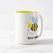 Happy bee princess with crown and shagon Bee Kind ツートーンマグカップ (正面右)