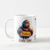 Happy Bigfoot Sasquatch Mugshot Search Team コーヒーマグカップ (左)