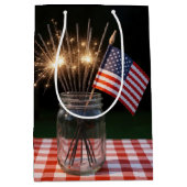 Happy Birthday Sparklers With American Flag ミディアムペーパーバッグ (正面)