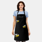 Happy bumble bees yellow black monogram chic エプロン (着用した状態)