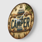 Happy Camper RV Adventure Gift Rustic Cabin ラージ壁時計 (傾斜)