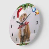 Happy cat in red christmas hat ラージ壁時計 (傾斜)