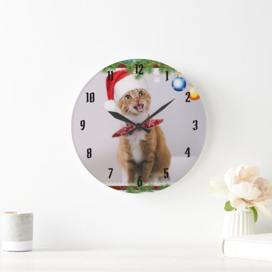 Happy cat in red christmas hat ラージ壁時計 (ホーム)
