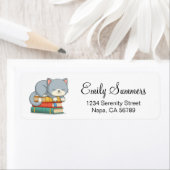 Happy Cat on top of a Book Stack ラベル (インサイチュ)