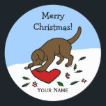 Happy Chocolate Lab Christmas Cartoonスタンプ ラウンドシール<br><div class="desc">ユニークラブラドールおもしろいリトリエ色彩の鮮やかバー漫画。チョコレートラブラドールがサンタ靴下をチェックしたみたいね!!チョコレートラブラドールファンのための素敵な家族クリスマスギフトアイテム。テキストなどをカスタマイズできるラブラドールクリスマスオーナメント店へ！</div>