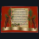 Happy Christmasヴィンテージ音楽とPine Boughs ラージペーパーバッグ<br><div class="desc">ミュージックバフの特別抱き枕を探してる?それとも音楽先生かオーケストラのメンバーか?それともあなたは特別な楽器や音楽に関連した贈り物を包むのか?このデザインは、ヴィンテージ音楽のスコアを備え、フェスティバルの松の枝、ヒイラギ、黄金の湾曲したリボンでオフに設定。このフェスティバルデザインユニークは、抱き枕の容易な特別な贈り物を提示する方法である。このデザインは、調整ラベル及びティッシュペーパーデザインを有する。</div>