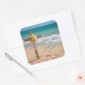 Happy Easter Wooden Cross with Lilies on Beach スクエアシール (封筒)