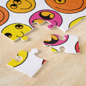 Happy Emoji顔おもしろいイエローピンクレッドオレンジ ジグソーパズル (側面)