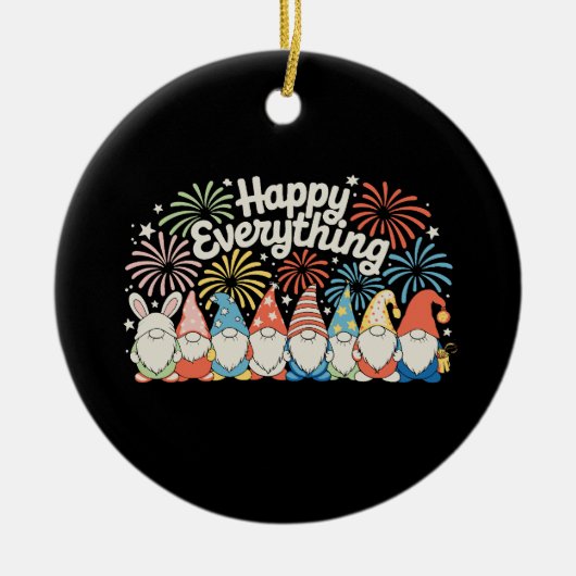 Happy Everything Gnomes All Year Every Holiday セラミックオーナメント (正面)