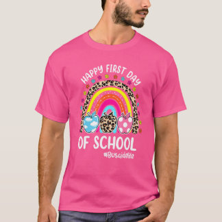 Happy First Day Of School Rainbow Apple Bus Aide L Tシャツ