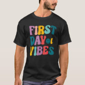 Happy First Day Of Summer Vibes Hello Summer Vacat Tシャツ (正面)