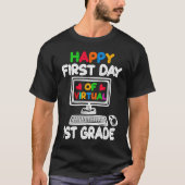 Happy First Day of Virtual 1st Grade Teacher Stude Tシャツ (正面)